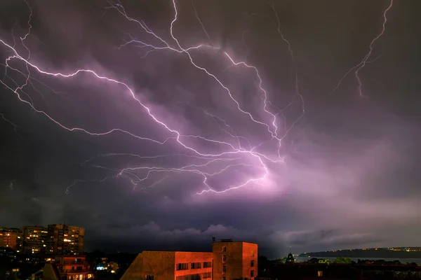 Erstaunliche Starke Blitzeinschläge Über Dem Meer Und Der Stadt Varna — Stockfoto