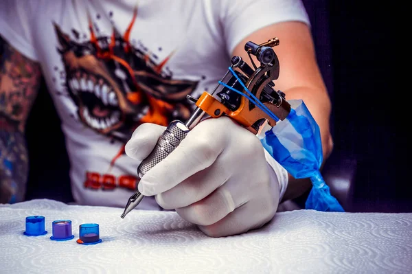 Hand Tatuerare Och Tatuering Pistol — Stockfoto