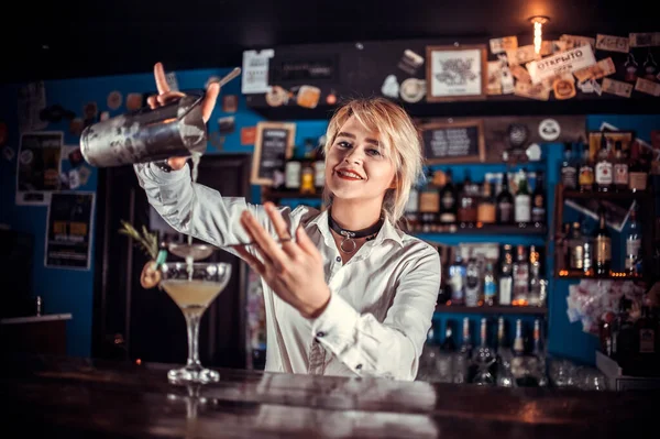Dívka Barman Vytváří Koktejl Pivnici — Stock fotografie