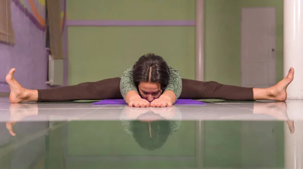 Yoga Trainee Utför Yoga Poser Gymmet — Stockfoto