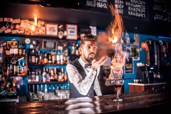 Profesyonel Bir Barmen Gece Kulübünde Renkli Karışımlar Hazırlıyor — Stok fotoğraf