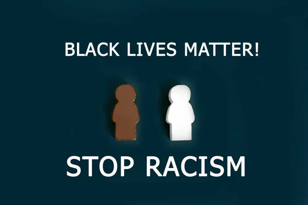 Černobílé Postavy Lidí Černém Pozadí Nápis Křídového Rasismu Motivační Plakát — Stock fotografie