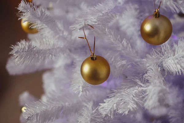 Yapay Bir Ağacın Üzerinde Güzel Bir Noel Ağacı Oyuncağı — Stok fotoğraf