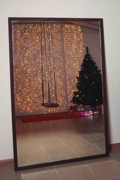 在圣诞树的镜子中的倒影 — 图库照片