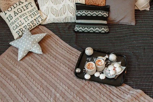 Koffie Met Marshmallows Een Dienblad Bed — Stockfoto