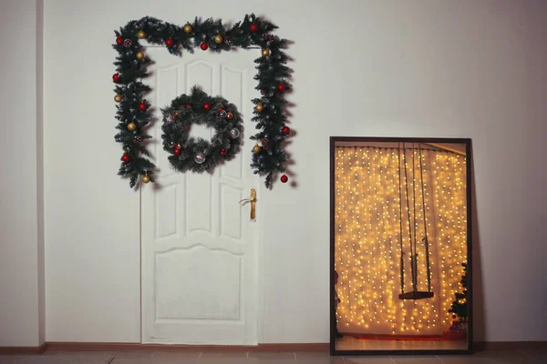 Зеленый Рождественский Венок Белой Двери Рождественские Игрушки Венке — стоковое фото