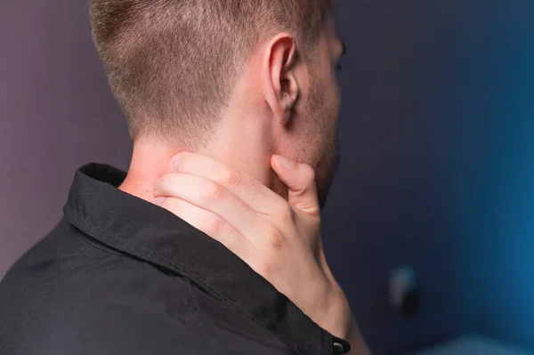 首と首の筋肉を独力でこねていた男のクローズアップ 首の痛み — ストック写真