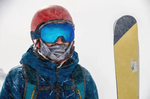 Nahaufnahme Porträt Einer Skibrille Eines Mannes Mit Reflexion Der Schneebedeckten — Stockfoto