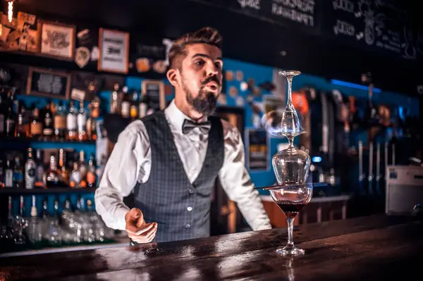 Charismatischer Barmann Formuliert Cocktail Der Theke — Stockfoto