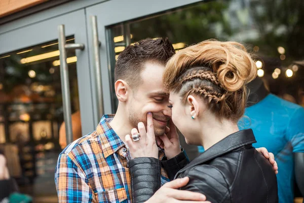 Feliz Pareja Amorosa Para Encuentro Abrazándose Mutuamente —  Fotos de Stock