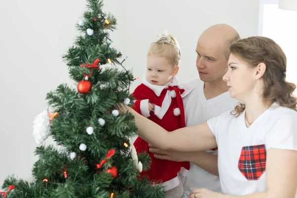 Şitme Cihazı Koklear Implantı Olan Bebek Noel Odasında Ailesiyle Eğleniyor — Stok fotoğraf