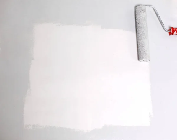 Τετράγωνο Βαμμένο Λευκό Τον Κύλινδρο Χρώματος Λευκό Φύλλο Χαρτιού — Φωτογραφία Αρχείου