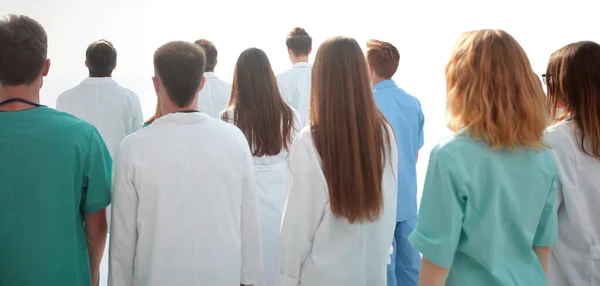 Grupo Médicos Diversos Mirando Pantalla Blanco — Foto de Stock