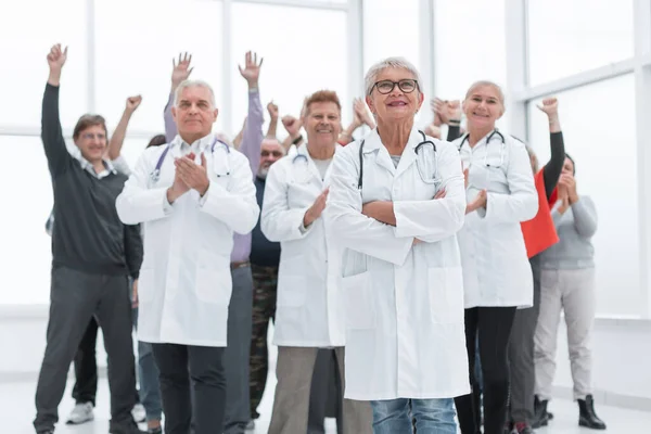 医師や患者は手を叩く 拍手と成功を — ストック写真