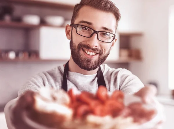 Çekici Bir Adamın Ellerinde Bir Tabak Sandviç — Stok fotoğraf