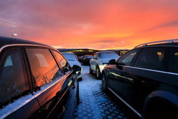 红色日落背景下停车场上的汽车 — 图库照片