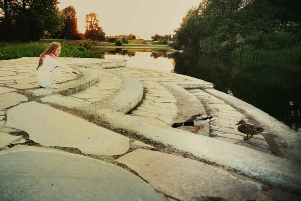 Bambina Che Nutre Anatre Vicino Lago Nel Parco Con Una — Foto Stock