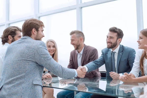 交渉の場でビジネス関係者の握手を — ストック写真