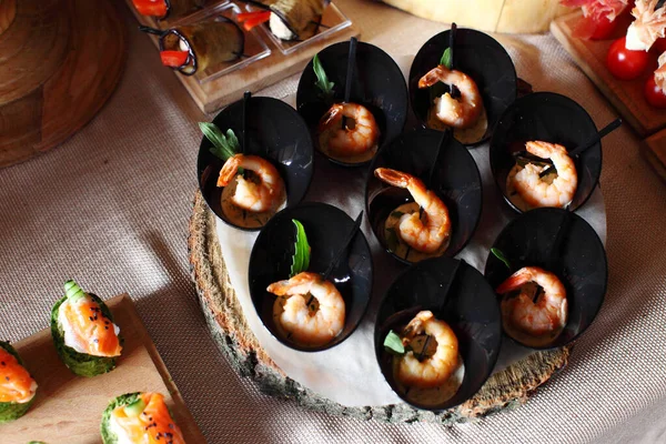 Creatieve Keuken Voorgerecht Garnalen Zeevruchten Garnalen Hapjes Tijdens Een Feestje — Stockfoto