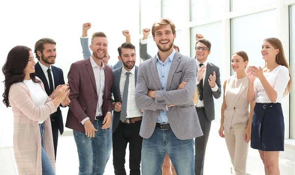 Feliz Equipo Negocios Felicitando Líder Concepto Éxito — Foto de Stock