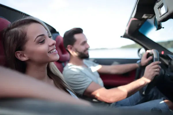 Close Smiling Couple Sitting Convertible Car — Stock Photo, Image