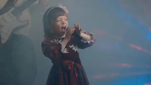 Little Girl Vintage Dress Sings Stage Her Father Plays Electric — Stock fotografie