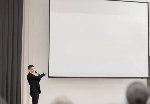Hoparlör Konferans Duran Büyük Beyaz Bir Ekran Önünde Sahne Alanı — Stok fotoğraf