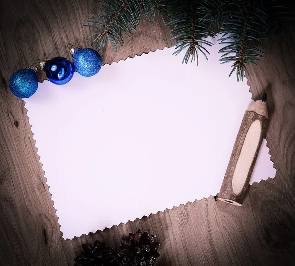 木製の背景に空白のクリスマスカード 松のコーンと鉛筆 — ストック写真
