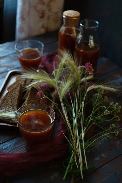 Traditional Homemade Beverage Kvass Glasses Bottles Summer Bouqute Rye Yarrow — Stok fotoğraf