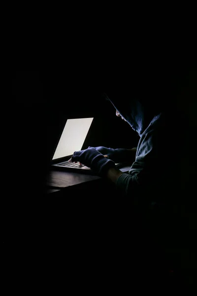 Mão Hacker Roubando Dados Laptop Cima Para Baixo — Fotografia de Stock