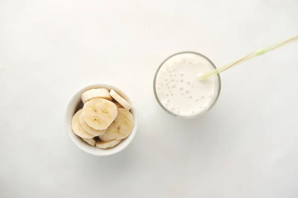 朝テーブルの上のミルクとバナナのガラスは — ストック写真