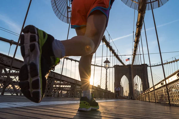 ブルックリン橋のニューヨーク市を走る — ストック写真