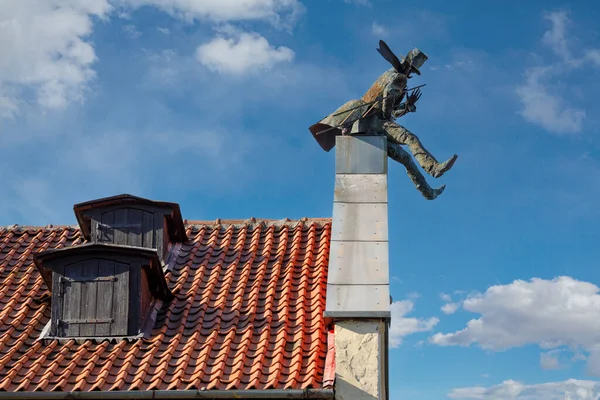 立陶宛克莱佩达烟囱清扫的纪念碑 红色的屋顶 蓝色的天空 背景是白云 — 图库照片