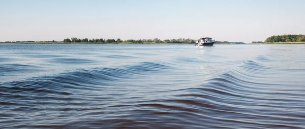 驚くべき波とラグーンの小さなボート — ストック写真