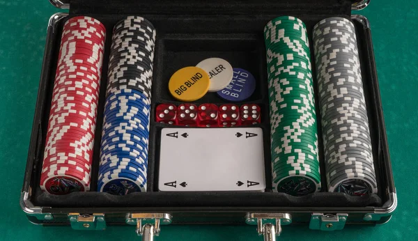 緑のボード上のオープンポーカーケースのクローズアップショット — ストック写真