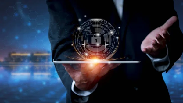 Kiberbiztonsági Hálózat Üzletember Személyes Adatok Védelme Táblagépen Lakat Ikon Internetes — Stock Fotó
