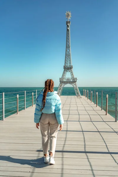 Large Model Eiffel Tower Beach Woman Walks Pier Tower Wearing — Stockfoto