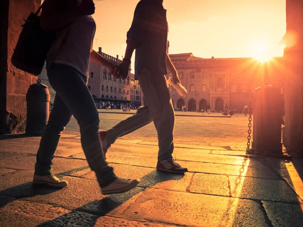 Couple Walking City Hand Hand Sunset — Foto Stock