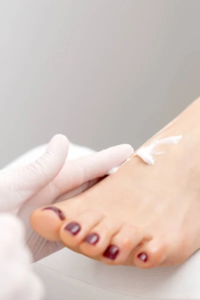 Pedicurist White Gloves Massaging Cream — Fotografia de Stock