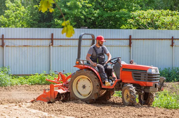 Farmer Mini Tractor Loosens Soil Lawn Land Cultivation Surface Leveling — Stockfoto