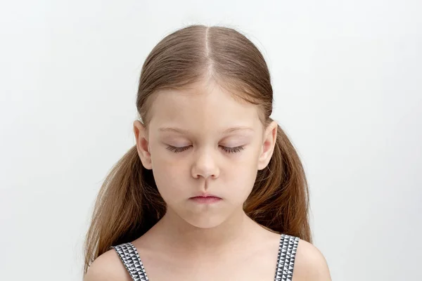 Criança Com Olhos Fechados — Fotografia de Stock