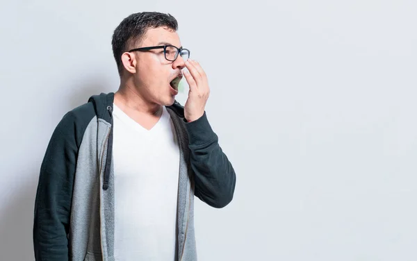 口臭や口臭の問題を持つハンサムな男 口臭の問題を持つ人々 口臭や口臭の人の概念 — ストック写真