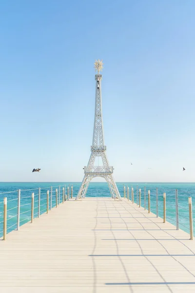 Large Model Eiffel Tower Beach — Zdjęcie stockowe