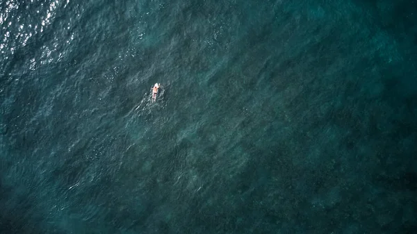 海とサーファーの男の空中風景 — ストック写真