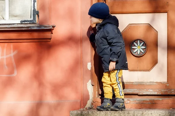 Симпатичний Маленький Хлопчик Одягнений Восени Збирається Прогулятися Старому Місті Капелюхом — стокове фото