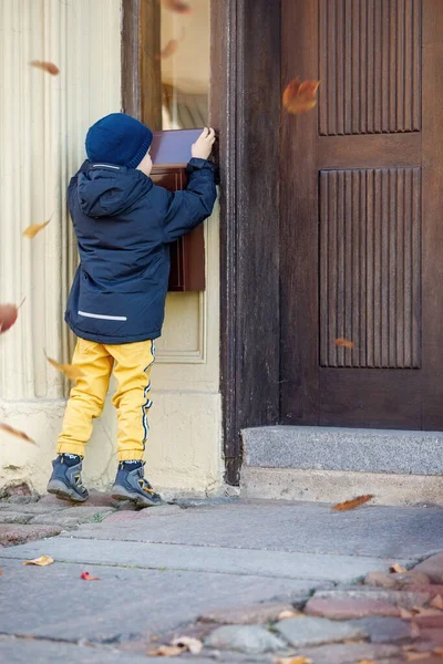 Αγοράκι Τσεκάρεις Την Αλληλογραφία Στο Εξωτερικό Γραμματοκιβώτιο Παιδί Περιμένει Γράμμα — Φωτογραφία Αρχείου