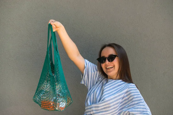 Kvinna Håller Mesh Väska Med Produkter — Stockfoto