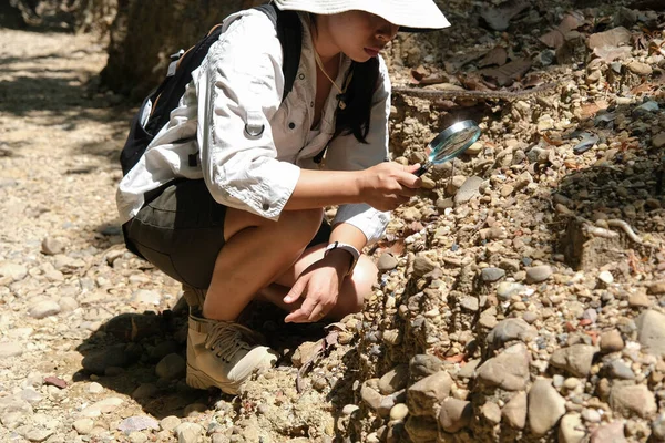 Ασιάτισσα Ερευνήτρια Γεωλόγος Αναλύει Βράχους Μεγεθυντικό Φακό Στο Φυσικό Πάρκο — Φωτογραφία Αρχείου
