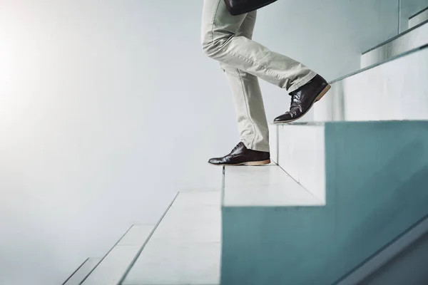 걸음이라도 성공을 것입니다 알아보지 못하는 사업가 사무실의 계단을 걸어가는 모습을 — 스톡 사진