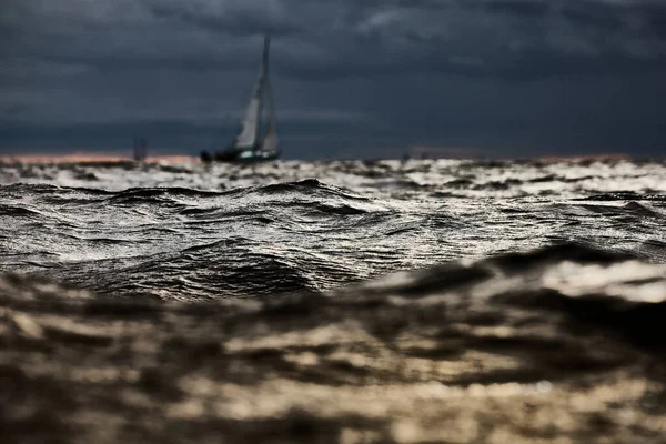 嵐の天気で海の帆船 背景がぼやけて 嵐の雲の空 帆レガッタ 水の帆の反射 水の大きな波 — ストック写真